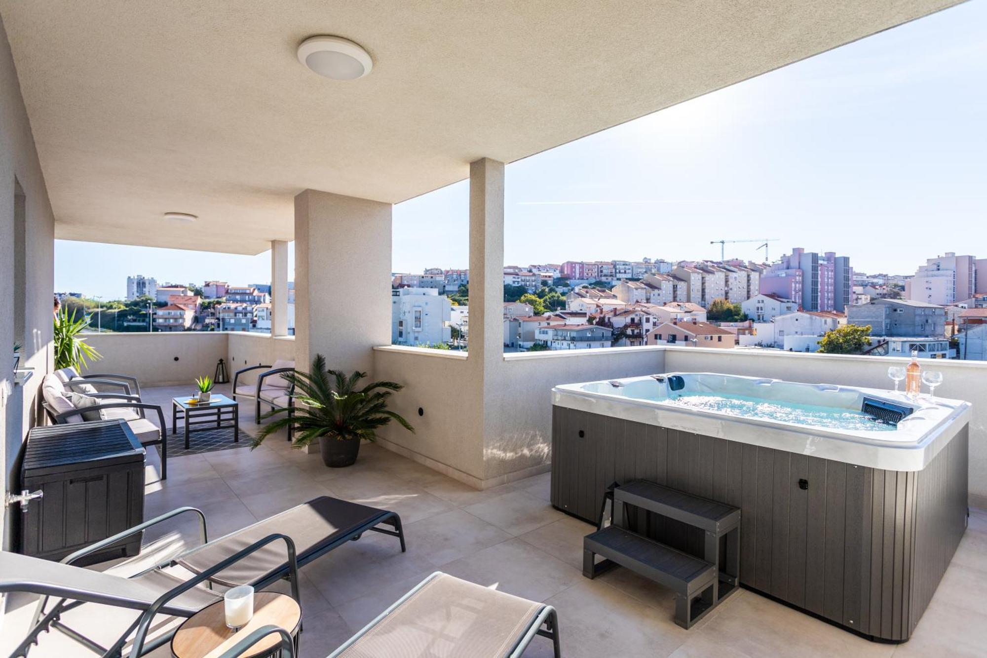 Luxury Penthouse Papic With Jacuzzi & The View *
